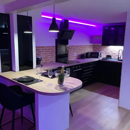 Le Jacuzzi Apartment *